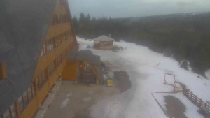 Sporthotel Kurzovní - Parkoviště a hlavní vchod - 8.3.2026 v 17:40 Sporthotel Kurzovní - Parkoviště a hlavní vchod - 8.3.2026 v 17:40