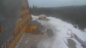 Sporthotel Kurzovní - Parkoviště a hlavní vchod - 8.3.2026 v 17:50 Sporthotel Kurzovní - Parkoviště a hlavní vchod - 8.3.2026 v 17:50