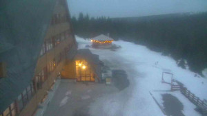 Sporthotel Kurzovní - Parkoviště a hlavní vchod - 8.3.2026 v 18:05 Sporthotel Kurzovní - Parkoviště a hlavní vchod - 8.3.2026 v 18:05