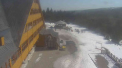 Parkoviště a hlavní vchod