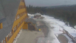 Parkoviště a hlavní vchod