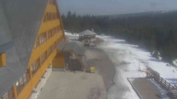 Parkoviště a hlavní vchod