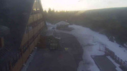 Parkoviště a hlavní vchod