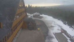 Parkoviště a hlavní vchod