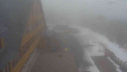 Parkoviště a hlavní vchod