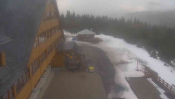 Parkoviště a hlavní vchod