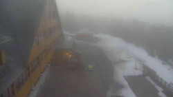 Parkoviště a hlavní vchod