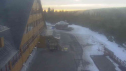 Parkoviště a hlavní vchod