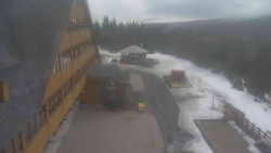 Parkoviště a hlavní vchod