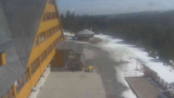 Parkoviště a hlavní vchod