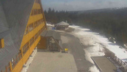 Parkoviště a hlavní vchod