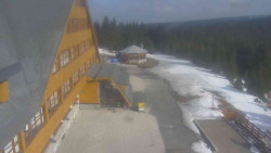 Parkoviště a hlavní vchod