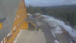 Parkoviště a hlavní vchod