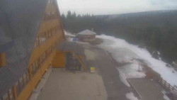 Parkoviště a hlavní vchod