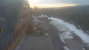 Sporthotel Kurzovní - Parkoviště a hlavní vchod - 14.3.2026 v 06:05 Sporthotel Kurzovní - Parkoviště a hlavní vchod - 14.3.2026 v 06:05