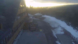 Parkoviště a hlavní vchod