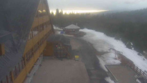 Sporthotel Kurzovní - Parkoviště a hlavní vchod - 14.3.2026 v 07:20 Sporthotel Kurzovní - Parkoviště a hlavní vchod - 14.3.2026 v 07:20