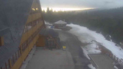 Parkoviště a hlavní vchod