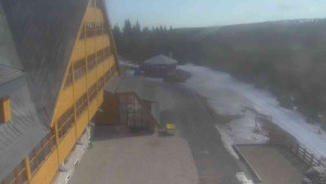 Sporthotel Kurzovní - Parkoviště a hlavní vchod - 14.3.2026 v 10:50 Sporthotel Kurzovní - Parkoviště a hlavní vchod - 14.3.2026 v 10:50