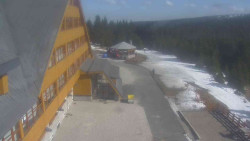 Parkoviště a hlavní vchod