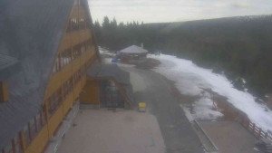 Sporthotel Kurzovní - Parkoviště a hlavní vchod - 14.3.2026 v 15:45 Sporthotel Kurzovní - Parkoviště a hlavní vchod - 14.3.2026 v 15:45