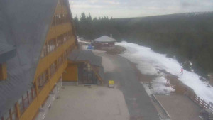 Sporthotel Kurzovní - Parkoviště a hlavní vchod - 14.3.2026 v 15:50 Sporthotel Kurzovní - Parkoviště a hlavní vchod - 14.3.2026 v 15:50