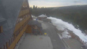 Sporthotel Kurzovní - Parkoviště a hlavní vchod - 14.3.2026 v 16:50 Sporthotel Kurzovní - Parkoviště a hlavní vchod - 14.3.2026 v 16:50