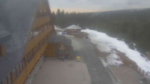 Sporthotel Kurzovní - Parkoviště a hlavní vchod - 14.3.2026 v 17:05 Sporthotel Kurzovní - Parkoviště a hlavní vchod - 14.3.2026 v 17:05