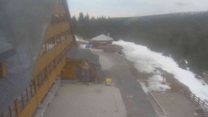 Sporthotel Kurzovní - Parkoviště a hlavní vchod - 14.3.2026 v 17:15 Sporthotel Kurzovní - Parkoviště a hlavní vchod - 14.3.2026 v 17:15