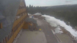 Sporthotel Kurzovní - Parkoviště a hlavní vchod - 14.3.2026 v 17:25 Sporthotel Kurzovní - Parkoviště a hlavní vchod - 14.3.2026 v 17:25