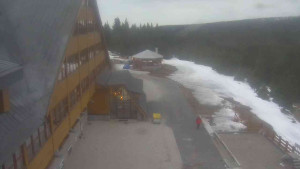 Sporthotel Kurzovní - Parkoviště a hlavní vchod - 14.3.2026 v 17:30 Sporthotel Kurzovní - Parkoviště a hlavní vchod - 14.3.2026 v 17:30