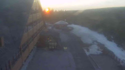 Parkoviště a hlavní vchod