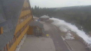 Sporthotel Kurzovní - Parkoviště a hlavní vchod - 15.3.2026 v 11:40 Sporthotel Kurzovní - Parkoviště a hlavní vchod - 15.3.2026 v 11:40