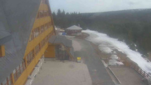 Sporthotel Kurzovní - Parkoviště a hlavní vchod - 15.3.2026 v 12:45 Sporthotel Kurzovní - Parkoviště a hlavní vchod - 15.3.2026 v 12:45