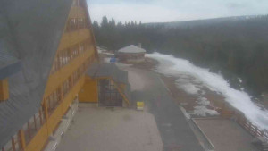 Sporthotel Kurzovní - Parkoviště a hlavní vchod - 15.3.2026 v 16:50 Sporthotel Kurzovní - Parkoviště a hlavní vchod - 15.3.2026 v 16:50