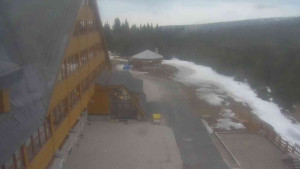 Sporthotel Kurzovní - Parkoviště a hlavní vchod - 15.3.2026 v 17:05 Sporthotel Kurzovní - Parkoviště a hlavní vchod - 15.3.2026 v 17:05