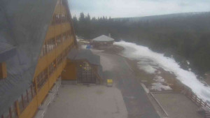 Sporthotel Kurzovní - Parkoviště a hlavní vchod - 15.3.2026 v 17:10 Sporthotel Kurzovní - Parkoviště a hlavní vchod - 15.3.2026 v 17:10