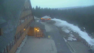 Sporthotel Kurzovní - Parkoviště a hlavní vchod - 15.3.2026 v 18:05 Sporthotel Kurzovní - Parkoviště a hlavní vchod - 15.3.2026 v 18:05