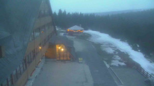 Sporthotel Kurzovní - Parkoviště a hlavní vchod - 15.3.2026 v 18:10 Sporthotel Kurzovní - Parkoviště a hlavní vchod - 15.3.2026 v 18:10