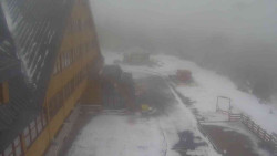 Parkoviště a hlavní vchod