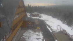 Parkoviště a hlavní vchod