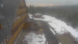 Parkoviště a hlavní vchod