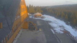 Parkoviště a hlavní vchod