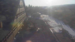 Parkoviště a hlavní vchod