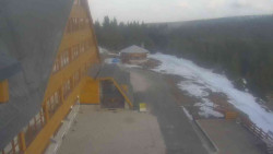 Parkoviště a hlavní vchod