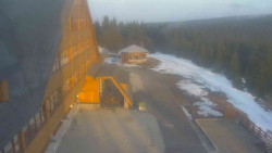 Parkoviště a hlavní vchod