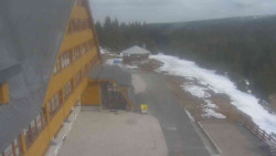 Parkoviště a hlavní vchod