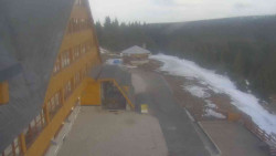 Parkoviště a hlavní vchod