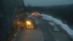 Parkoviště a hlavní vchod