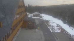 Parkoviště a hlavní vchod